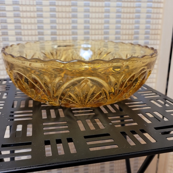 VINTAGE SCALLOP EDGE AMBER YELLOW TEXTURED GLASS SERVING BOWL - Picture 1 of 10